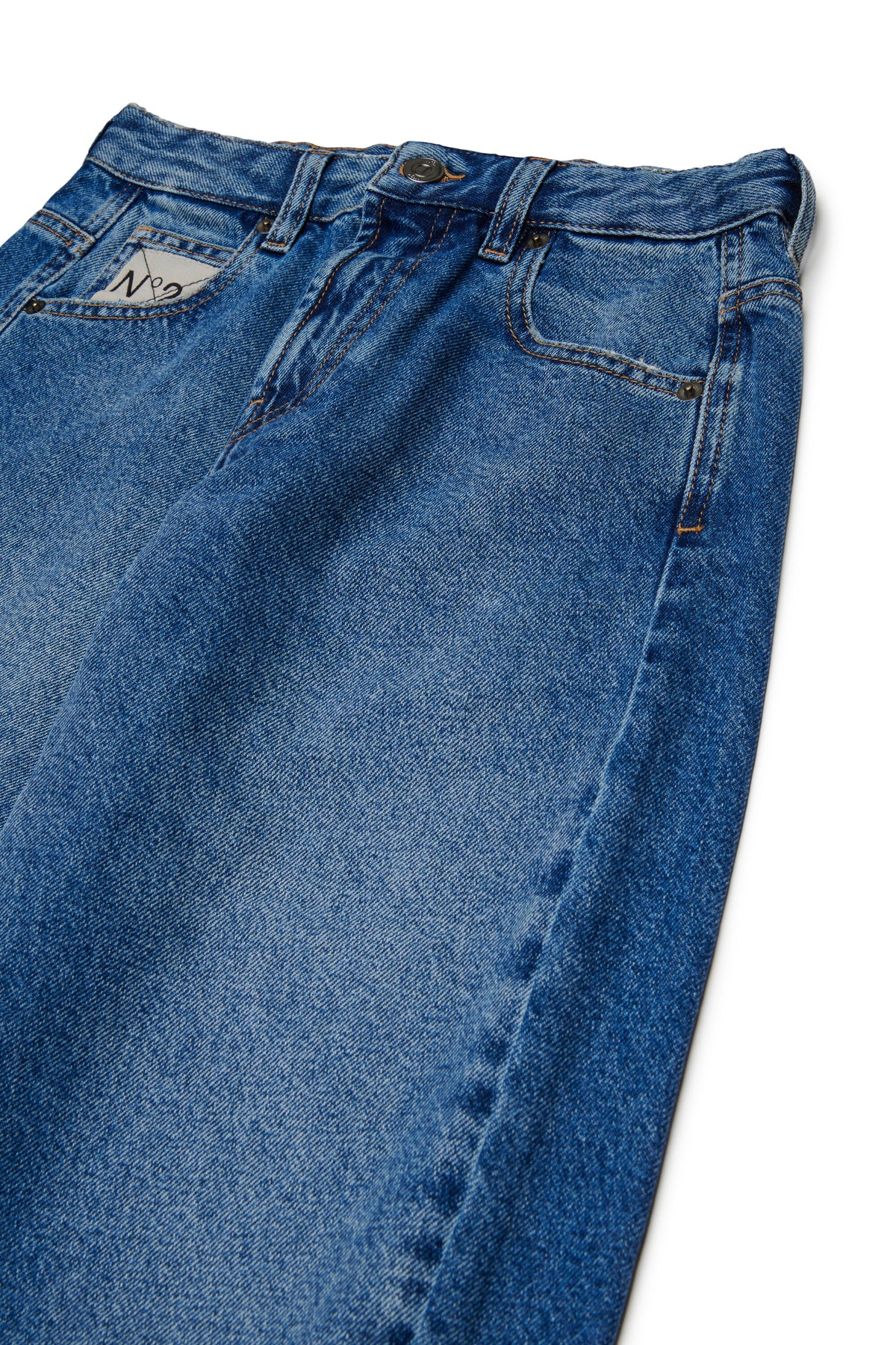 Jeans corte acampanado con logo