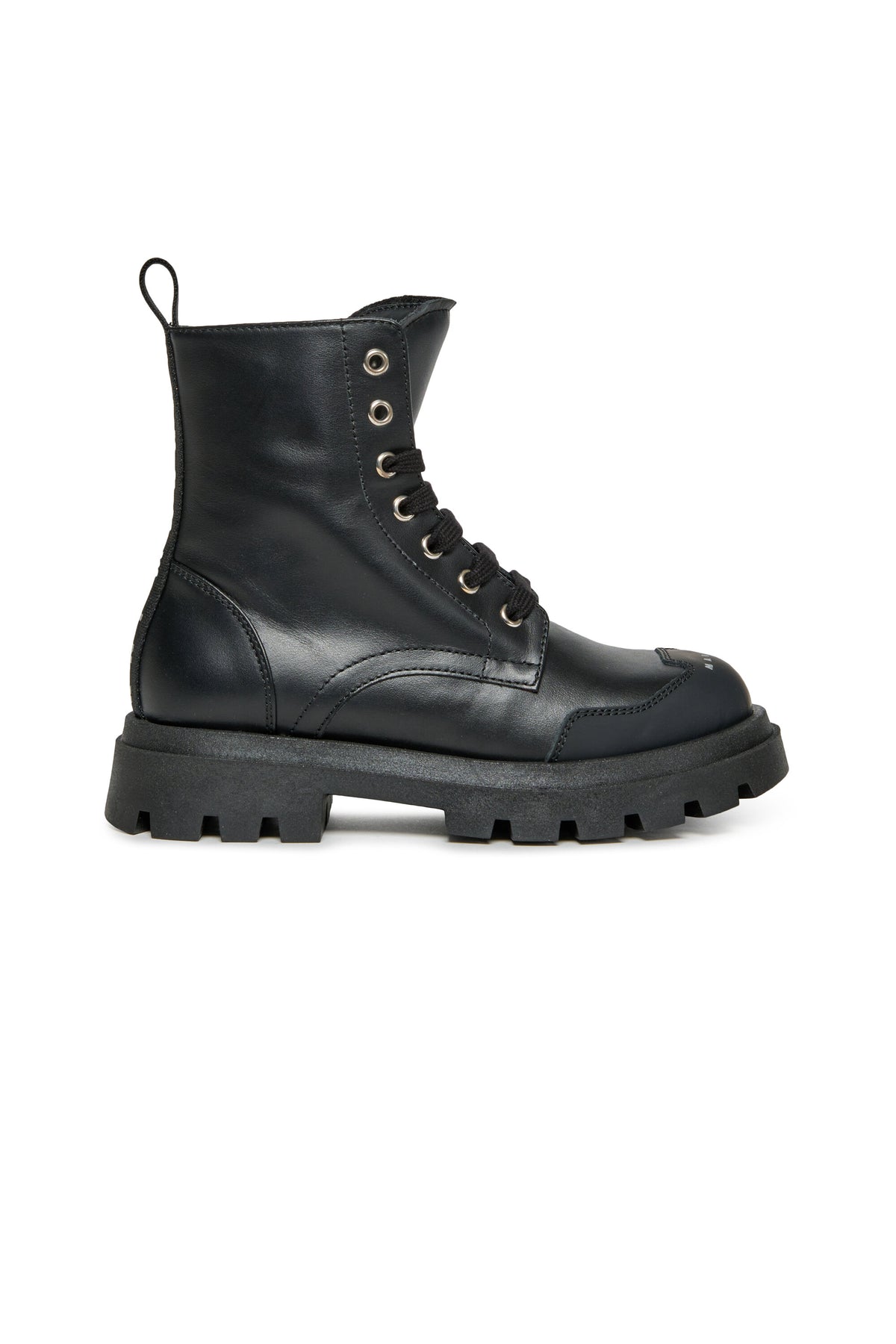 Boots with toe logo
